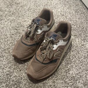 New Balance Men's Tan and Black Sneakers